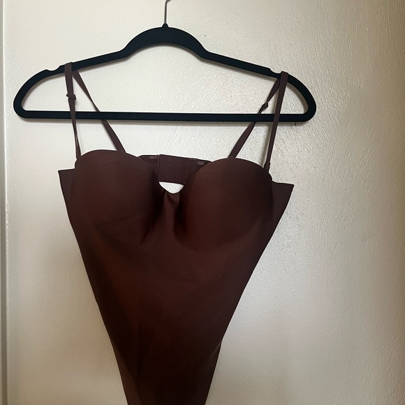 SKIMS Cocoa Push-up Thong Bodysuit - Picture 4 of 7
